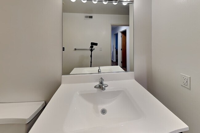 Building Photo - 903 S 1st St