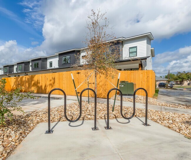 Building Photo - 213 Lynn Dr