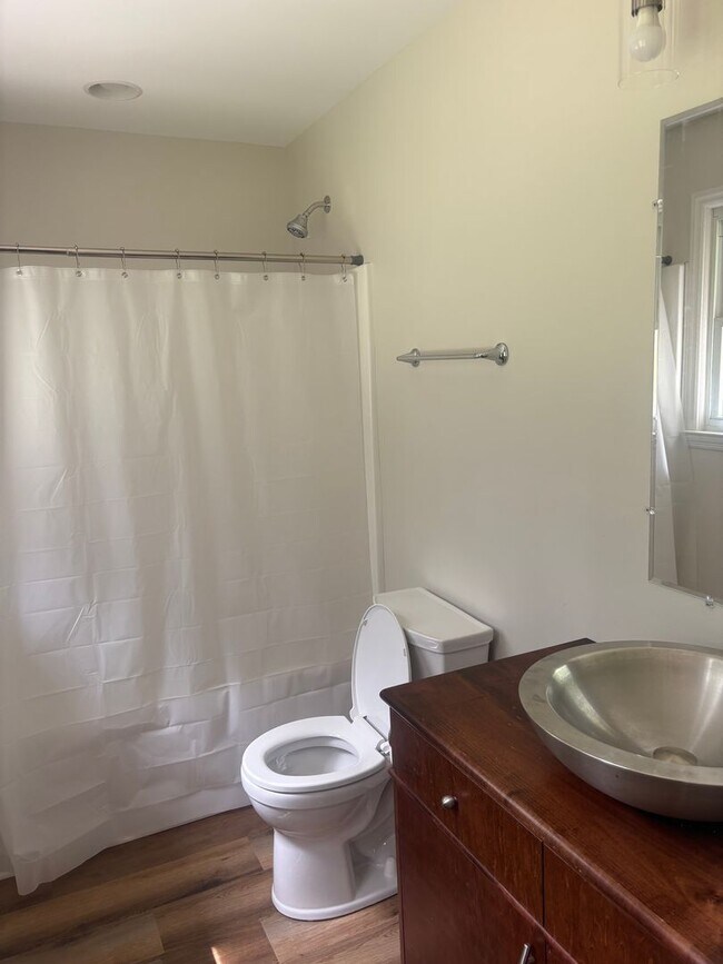 Building Photo - Beautiful & spacious renovated home.