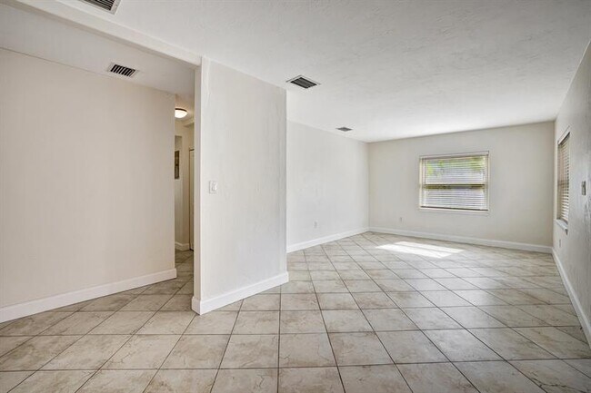 Building Photo - 933 SW 19th St