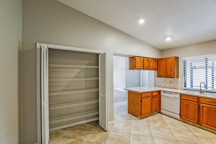 Building Photo - 518 Azure Ave