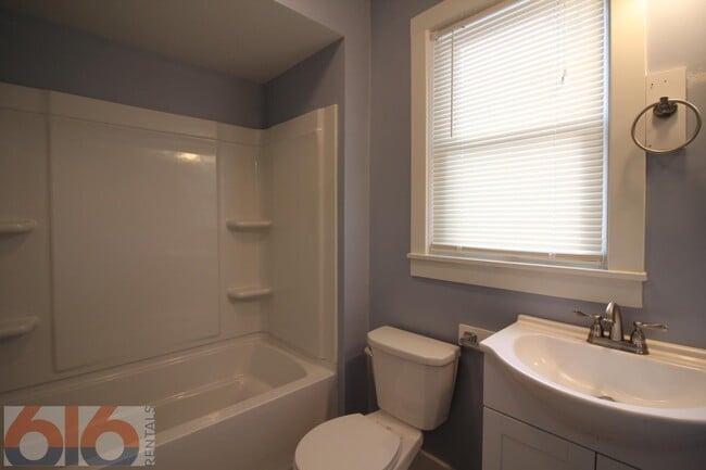 Building Photo - 116 Gold Ave SW