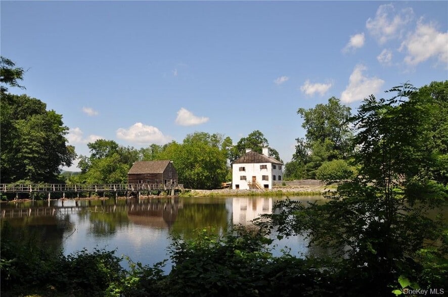 Building Photo - 46 Hemlock Dr