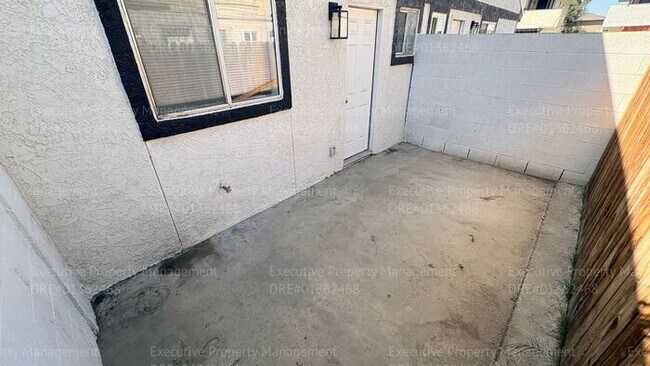 Building Photo - 2 bedroom 1.5 bathroom townhome