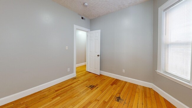 Building Photo - 18 Rowell St