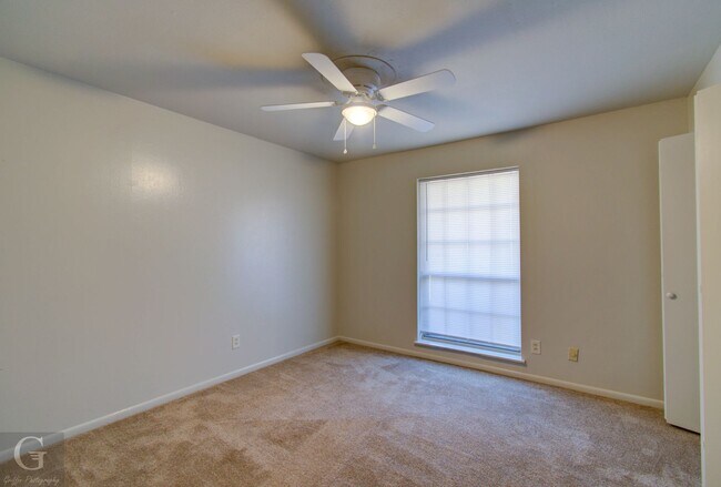Building Photo - 4 bedroom 2.5 bathroom **$300 OFF 1ST MONTH