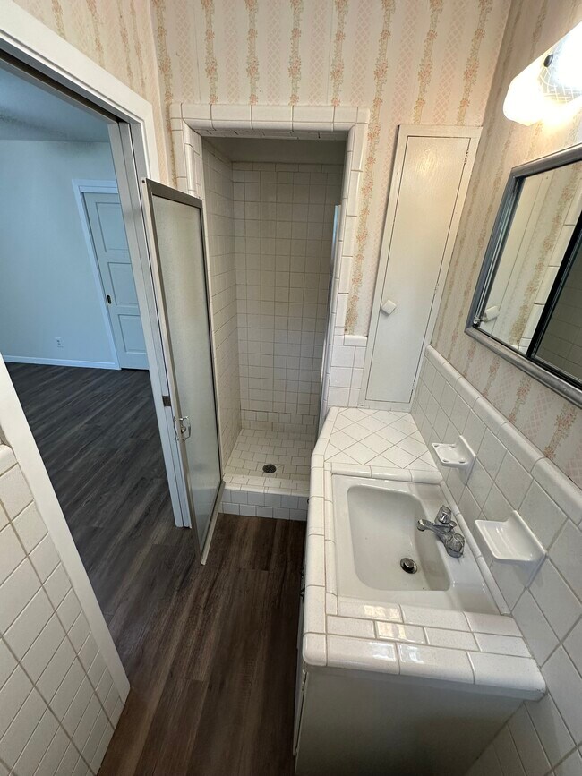 Building Photo - 711 E Locust Ave