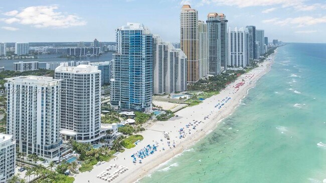 Building Photo - 17121 Collins Ave