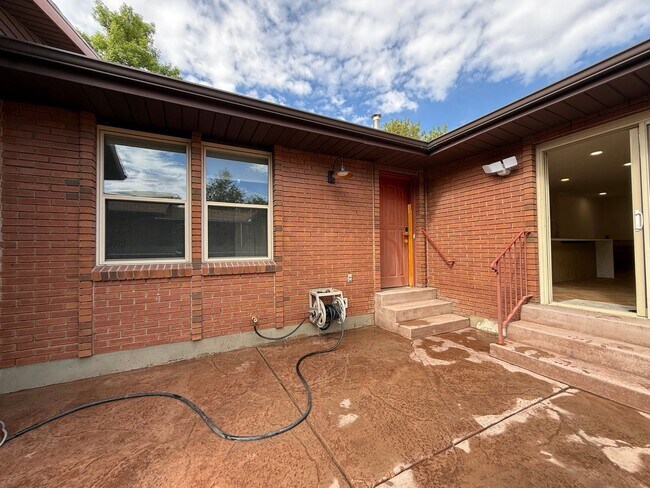 Building Photo - Beautifully Updated Home in Holladay