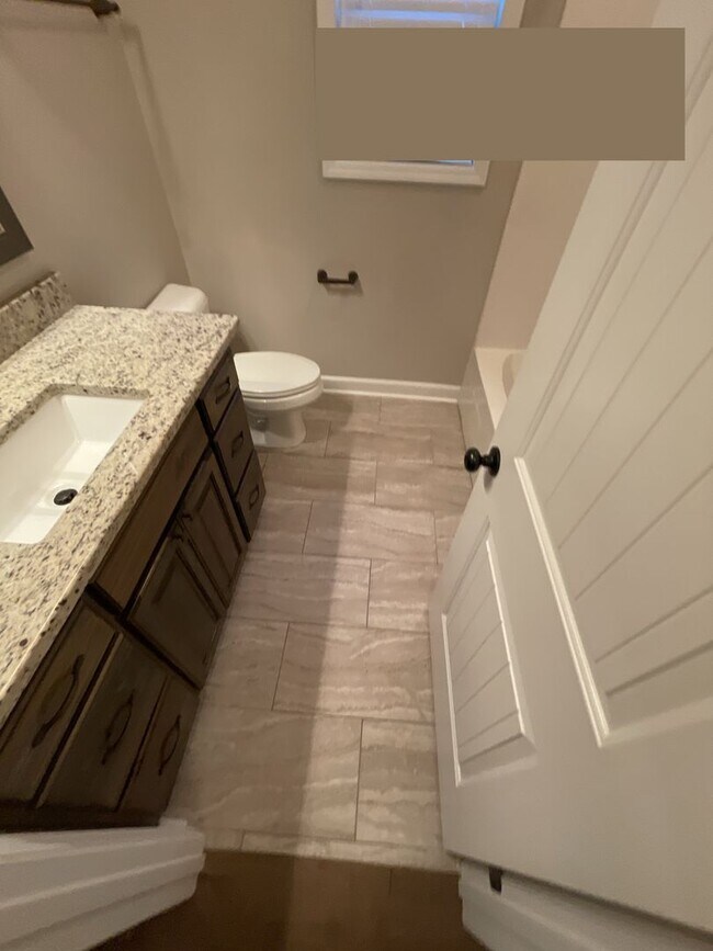 Building Photo - 605 Valley Stream Dr