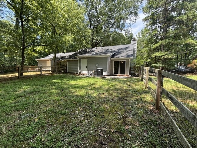 Building Photo - Newly Updated 2 BR 2 Full Bath Townhome ne...