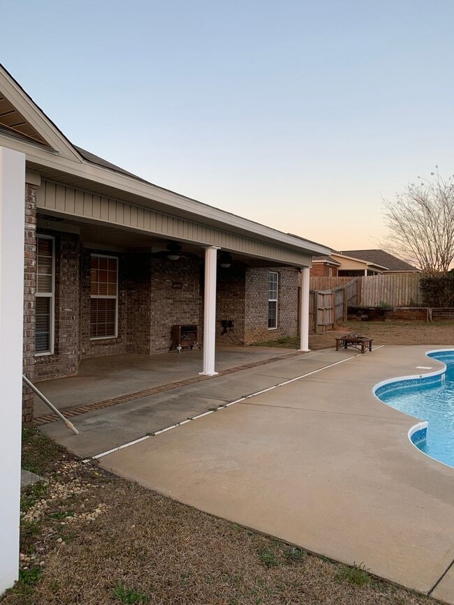 Building Photo - 113 Stonehedge Dr