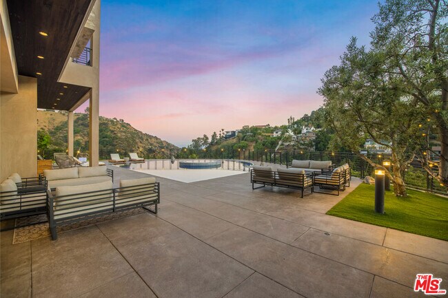 Building Photo - 2501 Zorada Dr