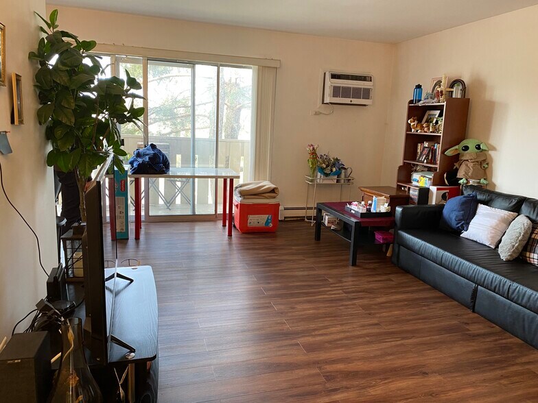 Family room - 187 Pickwick Dr