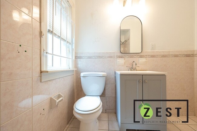 Building Photo - ***OPEN HOUSE SAT. OCT. 11TH 2025 10-10:30AM*** Spacious Upper Flat with Bonus Room, Garage, and ...