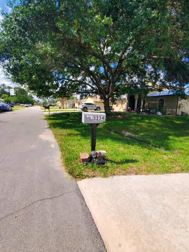 Building Photo - 3234 SW Fillmore St