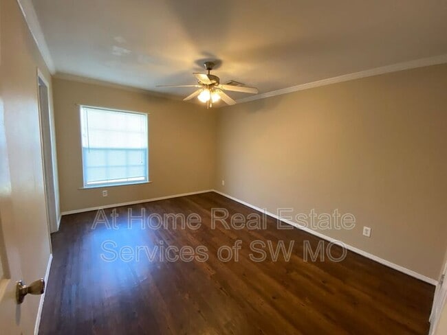 Building Photo - 501 W Warren Ave