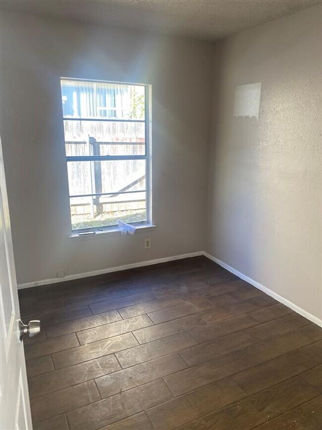 Building Photo - Large 3 bed 2 bath duplex