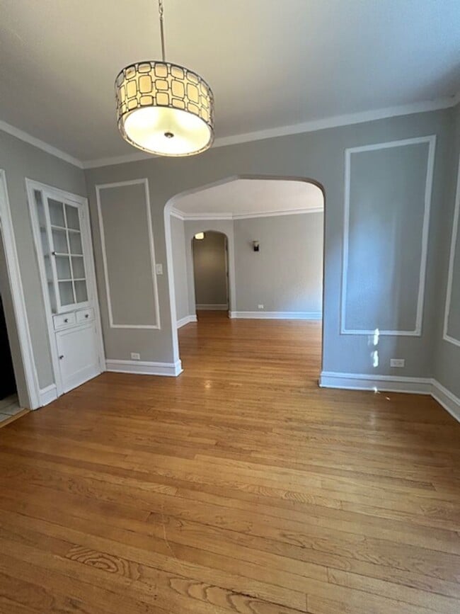 Building Photo - Desirable Ravenswood One Bedroom/One Bathroom ~ Heat Included