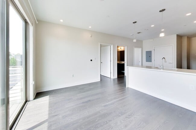 Building Photo - Gorgeous 2 bed + 1 Bath with a VIEW!