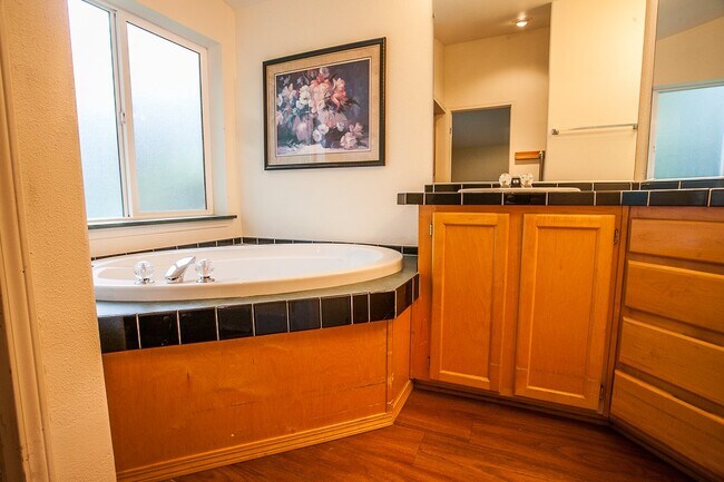 Building Photo - 4040 Summitview Dr