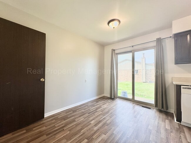 Building Photo - Renovated and Super Clean 2 Bed/1.5 Bath C...