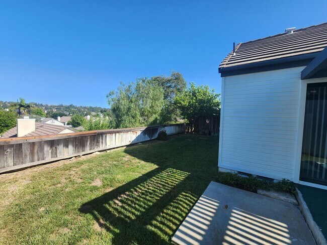 Building Photo - Sunset View! 3 Bedroom 2 Bath Home,