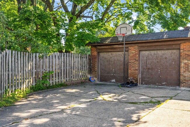 Building Photo - Quintessential Oakmont home walkable to th...