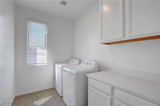 Building Photo - 882 Sycamore Falls St