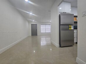 Building Photo - 700 NE 46th Ct