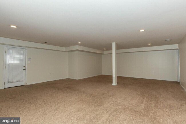 Building Photo - 15 Flag Ct