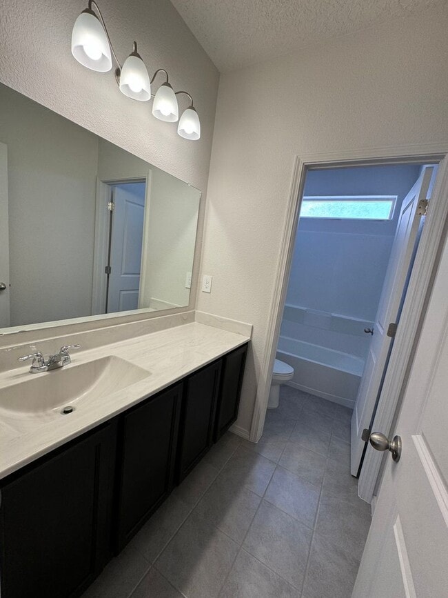 Building Photo - 4 bed 2 bath home in Huning Ranch! Newly B...