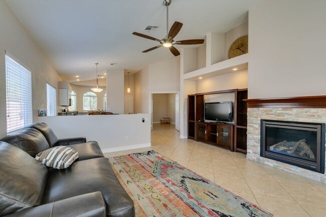 Building Photo - IMMACULATE & IMMEDIATE OCCUPANCY 3BEDROOM GREEN VALLEY BEAUTY!
