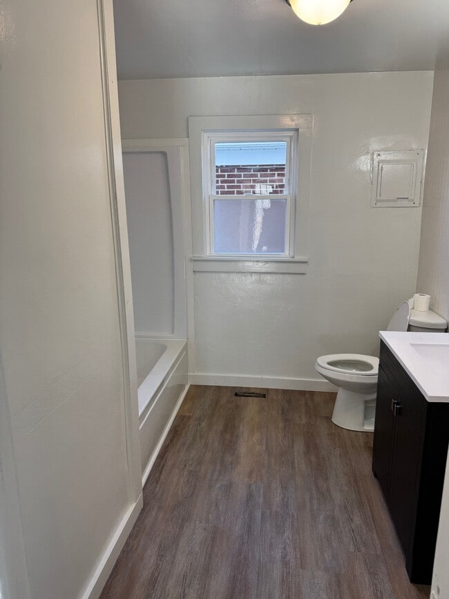 Building Photo - 727 7th St