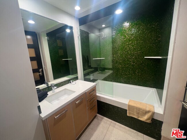 Building Photo - 6425 Weidlake Dr