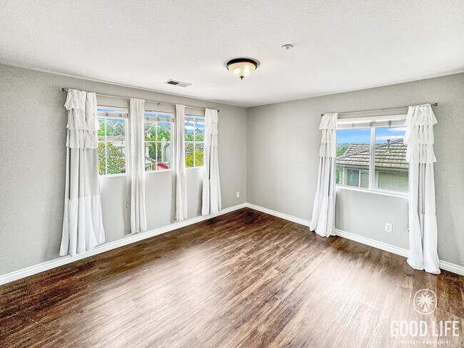 Building Photo - Great 4B/2.5BA House in Vista!