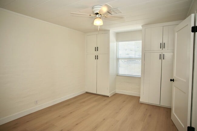 Building Photo - 3Br 2Ba Single Story Available Now!