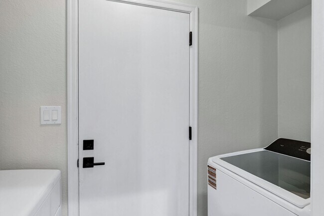 Building Photo - 2/2