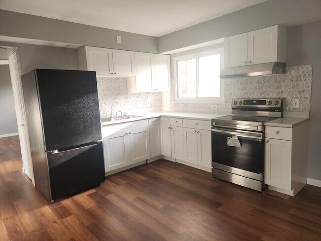 Building Photo - Completely Rehabbed Home in Oakville Schoo...