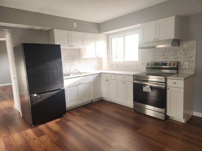 Building Photo - Completely Rehabbed Home in Oakville School District!