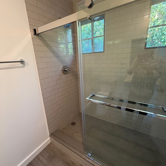 Building Photo - 800 N June St