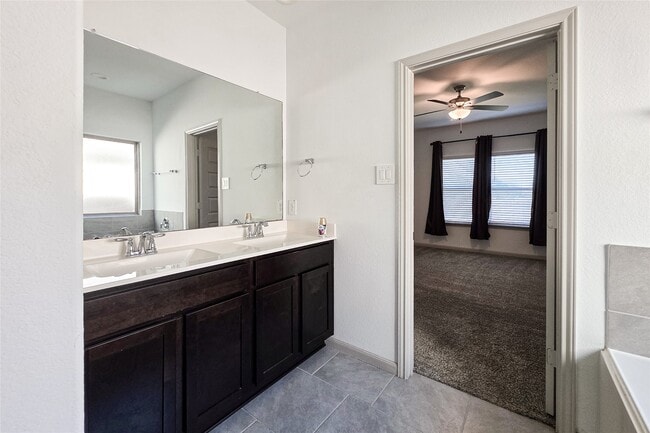 Building Photo - 3542 Park Vista Dr