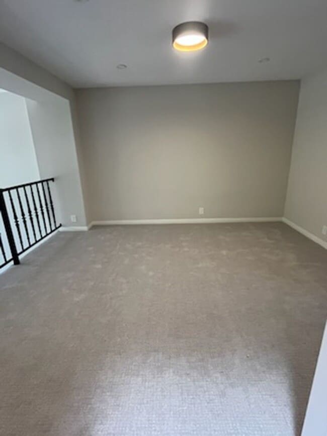 Building Photo - Luxurious Townhouse Located in the exclusi...
