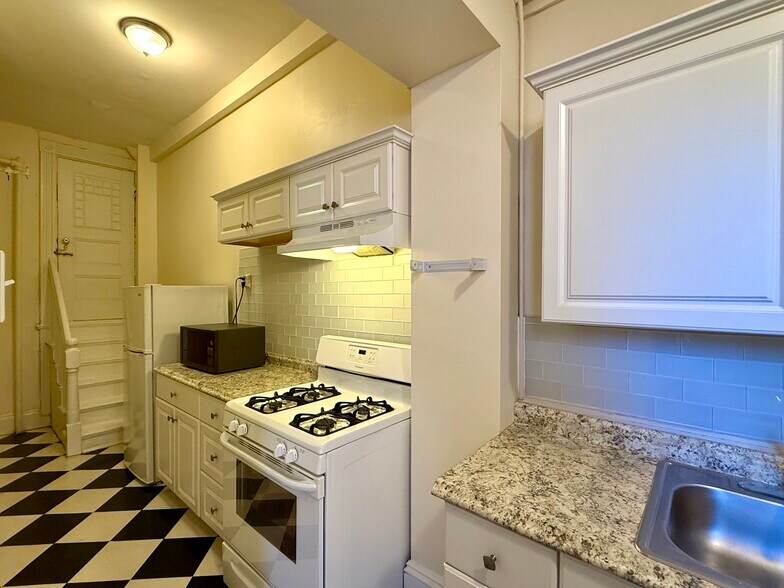 Building Photo - 293 Newbury St