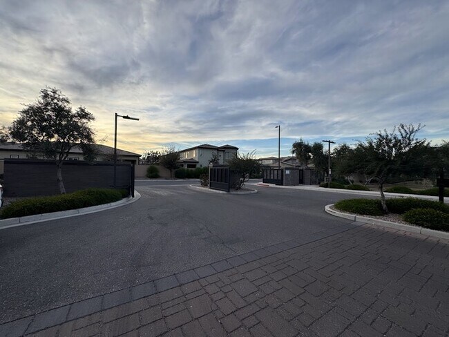 Building Photo - Chandler Luxury Townhome