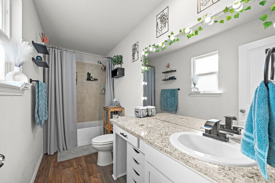 Building Photo - 923 Empress Brilliant