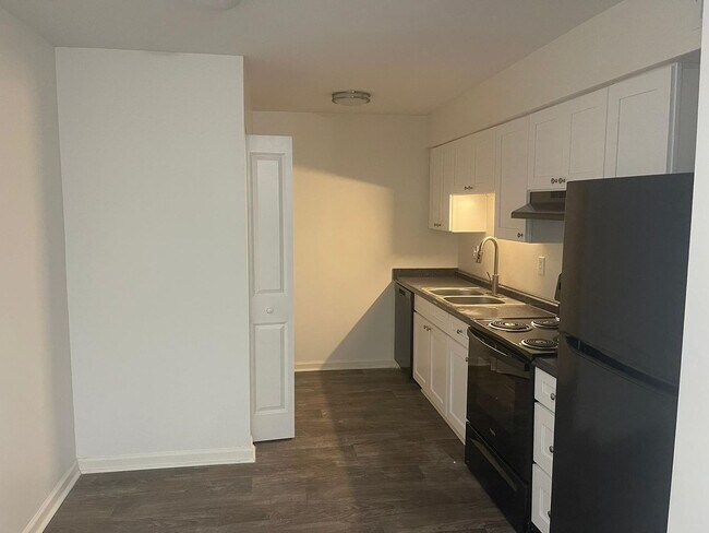 Building Photo - Modern 2-Bed, 1-Bath Oasis with Central Ai...