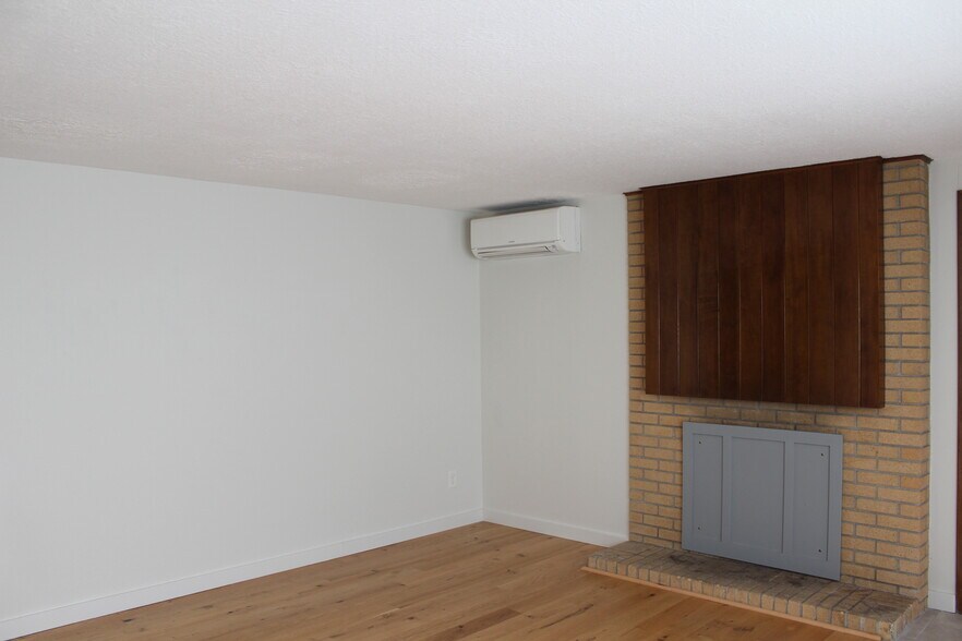 Building Photo - 9042 SW Monterey Pl