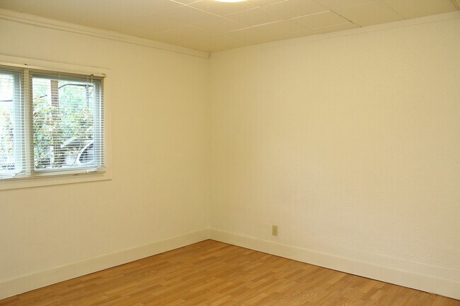 Building Photo - 3087 SE Ankeny St