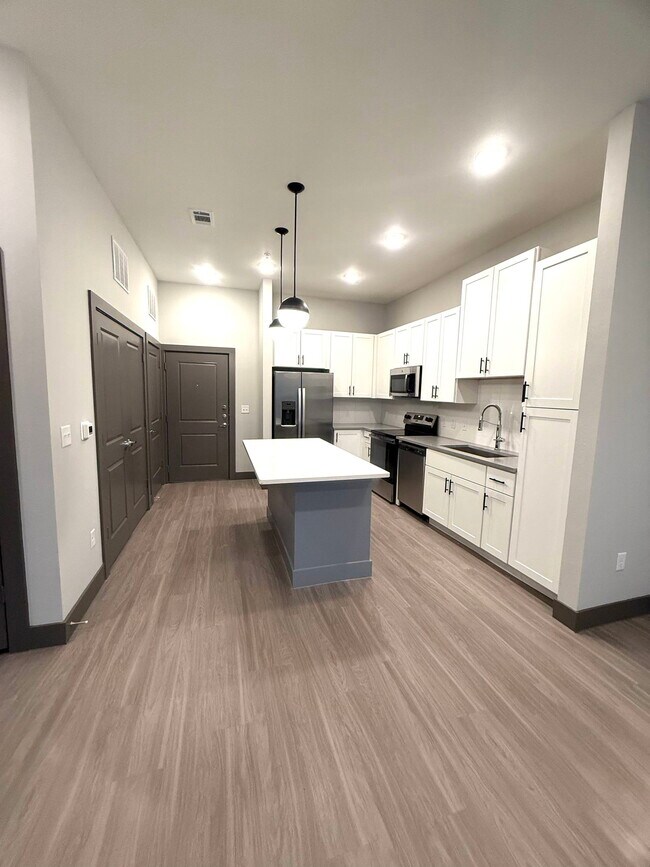 Building Photo - 400 W 5th St